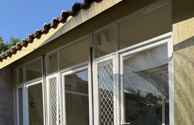 Deretan pintu kaca kamar dari sisi luar