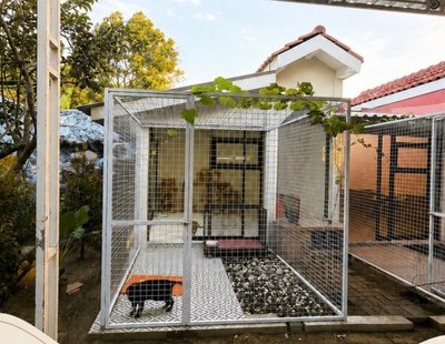 Kandang luar berjaring dengan atap dan alas batu