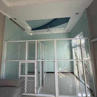 Ruang kandang berpendingin dengan sekat kaca